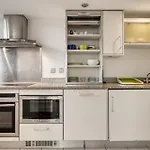 Paddington Spontaneous Lake Side 2Br 2Ba